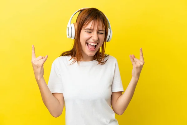 Redhead Κορίτσι Απομονωμένο Κίτρινο Φόντο Ακούγοντας Μουσική Κάνοντας Ροκ Χειρονομία — Φωτογραφία Αρχείου