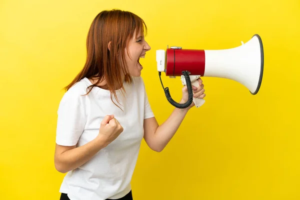 Roodharige Meisje Geïsoleerd Gele Achtergrond Schreeuwen Door Een Megafoon Aan — Stockfoto