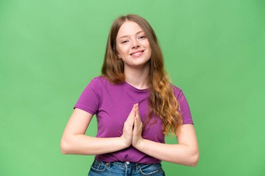 Tecrit edilmiş geçmişi olan genç ve güzel bir kadın avuç içlerini bir arada tutuyor. İnsan bir şey ister.