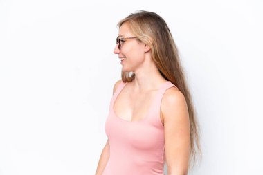 Beyaz arka planda izole edilmiş beyaz bir kadın.