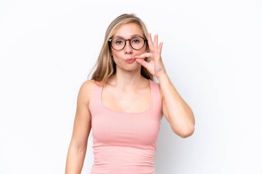 Beyaz arka planda izole edilmiş beyaz bir kadın sessizlik işareti gösteriyor.