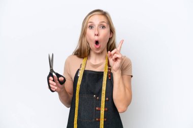 Beyaz arka planda izole edilmiş genç sarışın terzi parmağını kaldırarak çözümü bulmaya çalışıyor.