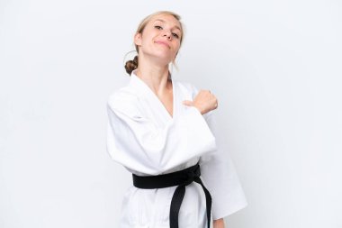 Beyaz arka planda karate yapan beyaz bir kadın gururlu ve kendini beğenmiş.