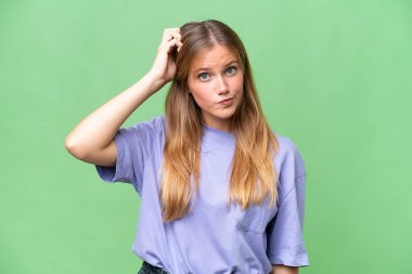 Tecrit edilmiş bir geçmişi olan genç ve güzel bir kadın. Hayal kırıklığına uğramış ve anlamayan bir ifade.