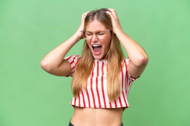 Tecrit edilmiş genç ve güzel bir kadın stresli.