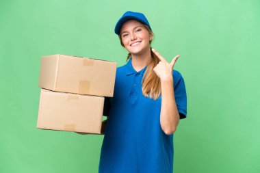 Teslimatçı beyaz kadın tecrit edilmiş geçmişinden dolayı olumlu bir jest yapıyor.