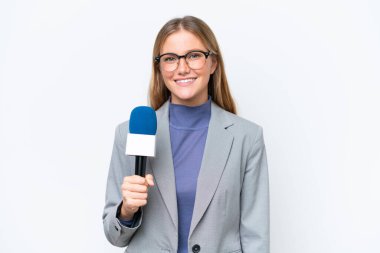 Genç TV sunucusu, beyaz arka planda izole edilmiş beyaz kadın, çok gülümsüyor.