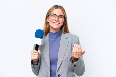 Genç TV sunucusu, beyaz arka planda izole edilmiş beyaz bir kadın kendini davet ettiriyor. Gelmene sevindim.