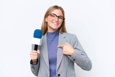 Genç TV sunucusu, beyaz arka planda yalıtılmış beyaz bir kadın, sürpriz bir yüz ifadesi var.