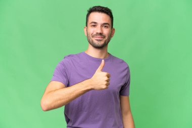 Soyutlanmış geçmişi olan yakışıklı beyaz bir adam iyi niyet gösterisi yapıyor.