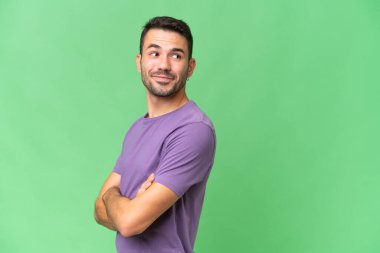 İzole edilmiş, kolları bağlı ve mutlu genç, beyaz bir adam.