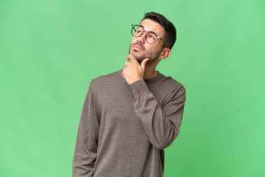 Tecrit edilmiş, yakışıklı, beyaz bir adamın şüpheleri var.