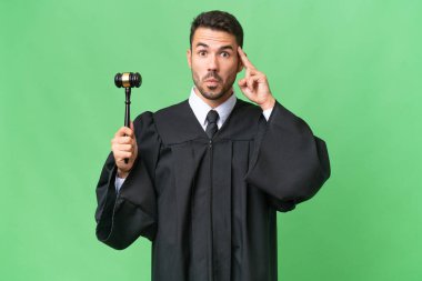 Kafkasyalı yargıç tecrit edilmiş arka planda bir fikir düşünüyor.