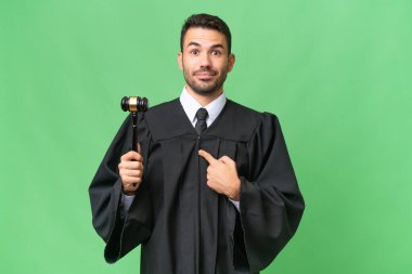 Yüzünde sürpriz ifade olan, izole edilmiş bir geçmişi olan beyaz bir yargıç.