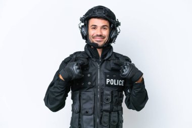 Beyaz arka planda yüzü sürpriz bir ifadeyle izole edilmiş Kafkasyalı genç SWAT adamı.
