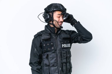 Beyaz arka planda izole genç beyaz SWAT adamı gülüyor
