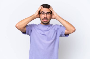 Beyaz arka planda izole edilmiş genç beyaz bir adam gergin hareketler yapıyor.