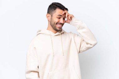 Beyaz arka planda izole edilmiş genç beyaz adam gülüyor.