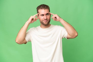 Yeşil krom arka planda izole edilmiş yakışıklı beyaz bir adam. Şüpheleri ve düşünceleri var.