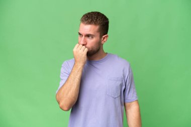 Yeşil krom arka planda izole edilmiş yakışıklı, beyaz bir adam. Şüpheleri var.