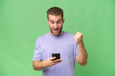 Yeşil krom geçmişi olan yakışıklı beyaz bir adam şaşırdı ve bir mesaj gönderdi.