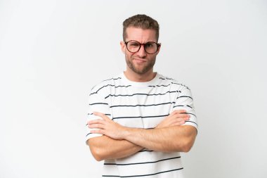 Beyaz arka planda izole edilmiş yakışıklı beyaz bir adam üzgün hissediyor.