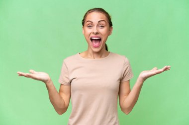 Yüzünde şok ifadesi olan, soyutlanmış bir geçmişi olan beyaz bir kadın.