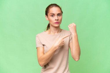 Kafkas kökenli genç bir kadın geç kalma jesti yapıyor.