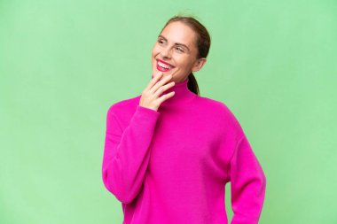 Kafkasyalı genç bir kadın soyutlanmış bir şekilde gülümseyerek yukarı bakıyor.