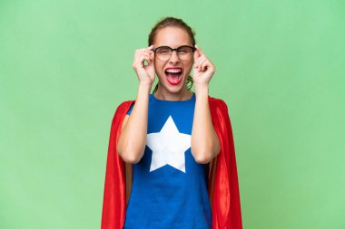 Süper kahraman beyaz kadın gözlüklü ve şaşırmış.