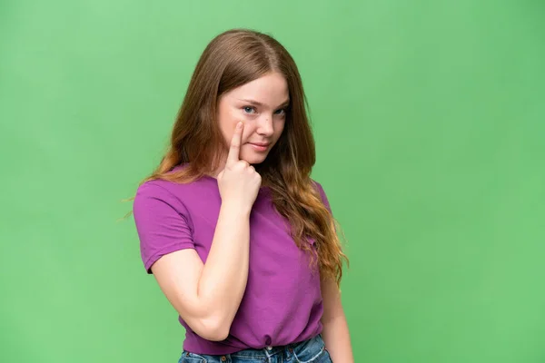 Jovem Mulher Bonita Sobre Fundo Isolado Mostrando Algo — Fotografia de Stock