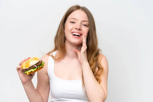 Młoda Ładna Kobieta Trzyma Hamburgera Białym Tle Krzycząc Szeroko Otwartymi — Zdjęcie stockowe