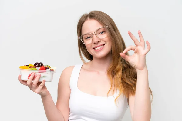 Ung Vacker Kvinna Som Håller Skål Med Frukt Isolerad Vit — Stockfoto