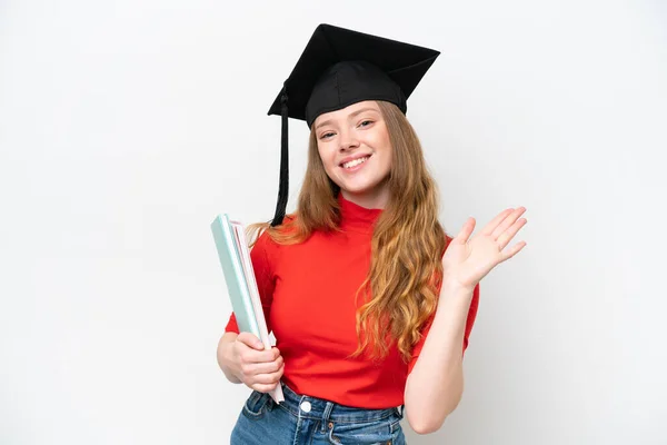 Νεαρή Απόφοιτος Πανεπιστημίου Γυναίκα Απομονωμένη Λευκό Φόντο Χαιρετισμό Χέρι Ευτυχισμένη — Φωτογραφία Αρχείου