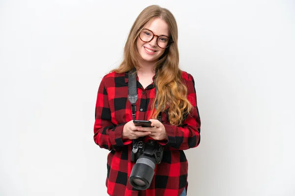 Joven Fotógrafa Bonita Mujer Aislada Sobre Fondo Blanco Enviando Mensaje —  Fotos de Stock