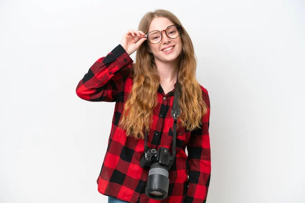 Ung Fotograf Vacker Kvinna Isolerad Vit Bakgrund Med Glasögon Och — Stockfoto