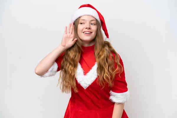 Jovem Caucasiana Com Vestido Natal Isolado Fundo Branco Ouvir Algo — Fotografia de Stock