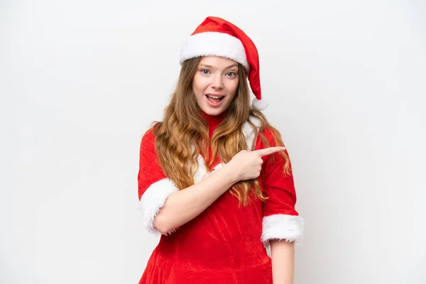 Mladá Běloška Žena Vánoční Šaty Izolované Bílém Pozadí Překvapen Ukazuje — Stock fotografie