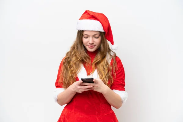 身穿白色背景的圣诞礼服的年轻的高加索女人用手机传达了一个信息 — 图库照片