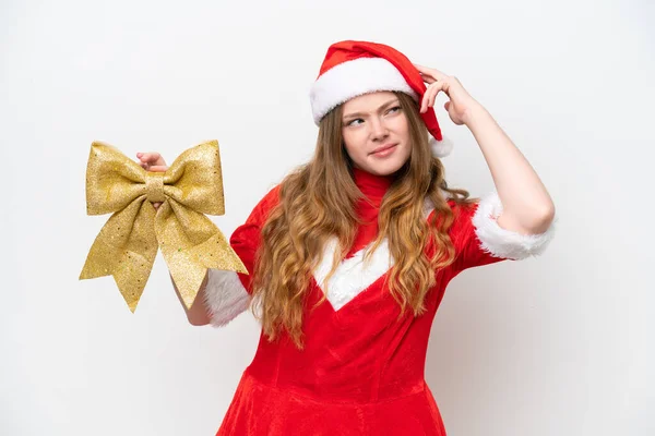 Giovane Donna Caucasica Con Abito Natale Tenendo Arco Natale Isolato — Foto Stock