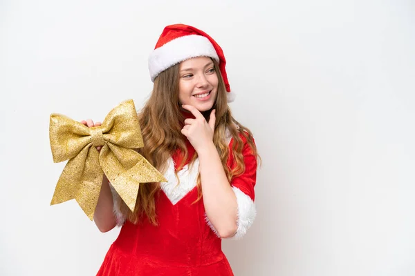 Jeune Femme Caucasienne Avec Robe Noël Tenant Arc Noël Isolé — Photo