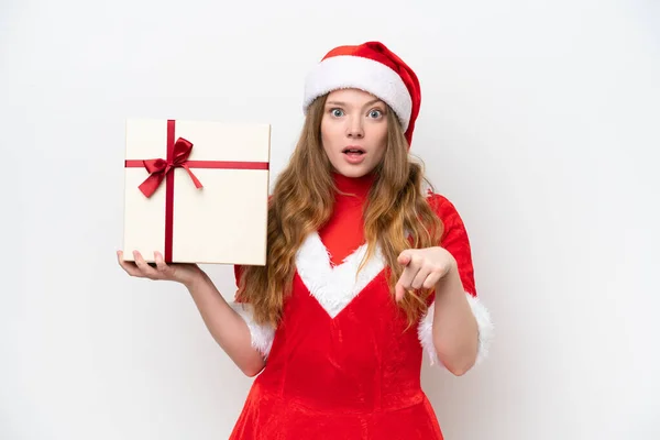 Junge Kaukasische Frau Mit Weihnachtskleid Hält Geschenk Isoliert Auf Weißem — Stockfoto