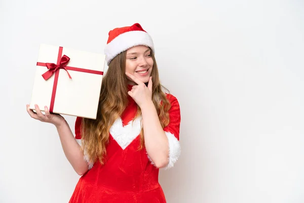 Jovem Mulher Caucasiana Com Vestido Natal Segurando Presente Isolado Fundo — Fotografia de Stock