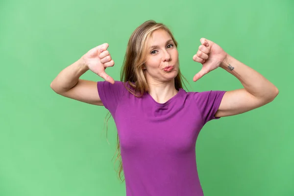 Giovane Donna Bionda Sfondo Isolato Orgoglioso Soddisfatto — Foto Stock