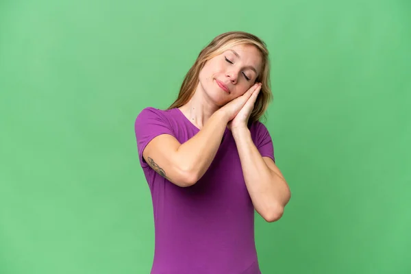Junge Blonde Frau Über Isoliertem Hintergrund Macht Schlafende Geste Dorable — Stockfoto