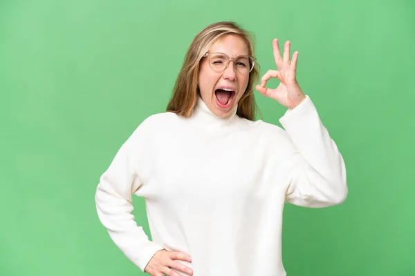 Junge Blonde Frau Über Isoliertem Hintergrund Zeigt Zeichen Mit Fingern — Stockfoto