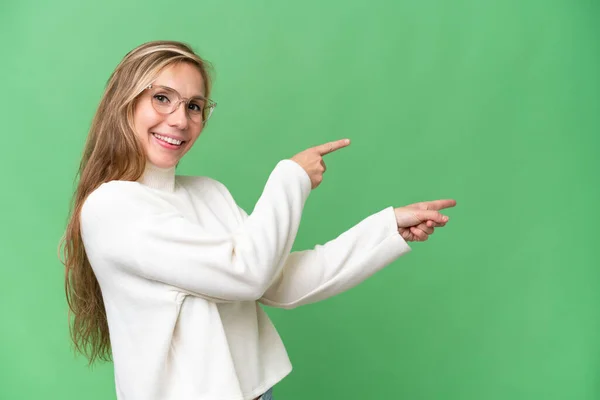 Jovem Loira Sobre Fundo Isolado Apontando Dedo Para Lado Apresentando — Fotografia de Stock