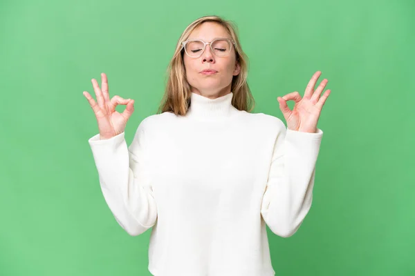 Jong Blond Vrouw Geïsoleerde Achtergrond Zen Pose — Stockfoto