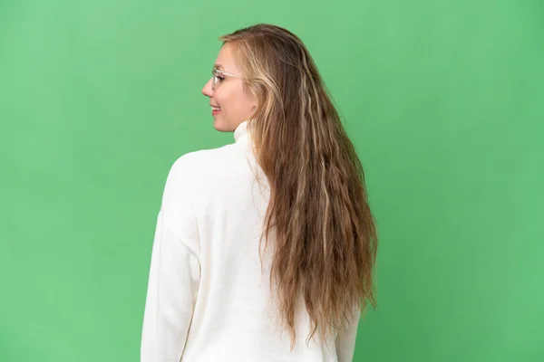 Jeune Femme Blonde Sur Fond Isolé Position Arrière Regardant Côté — Photo