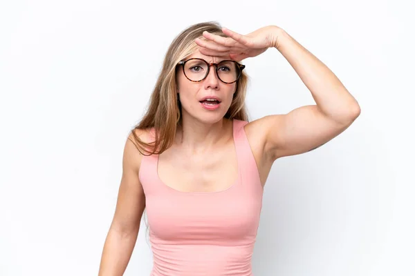 Jonge Kaukasische Vrouw Geïsoleerd Witte Achtergrond Kijken Ver Weg Met — Stockfoto